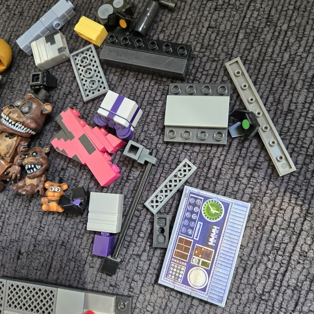 Five Nights At Freddys Construction Set Parts And Pieces With 2 Figures - Picture 4 of 8